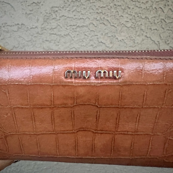 Miu Miu Pink Croc-Embossed Wallet - Picture 2 of 12